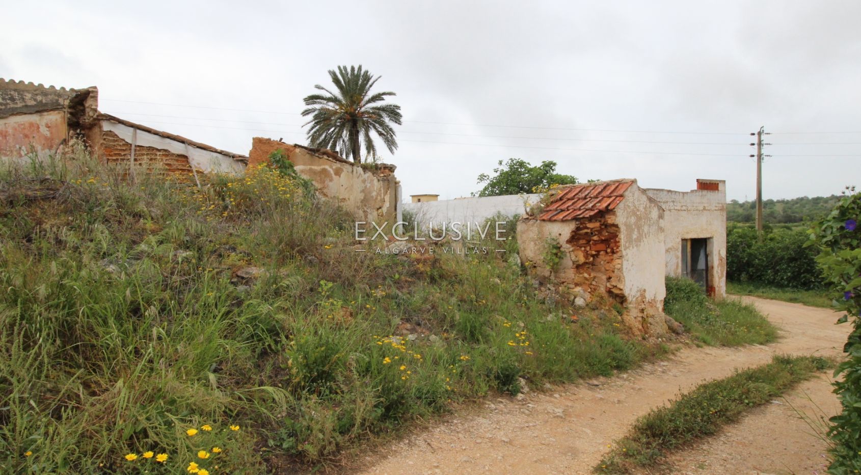 Plot with two ruins near Salgados Golf in Algarve near Praia Grande, near beach