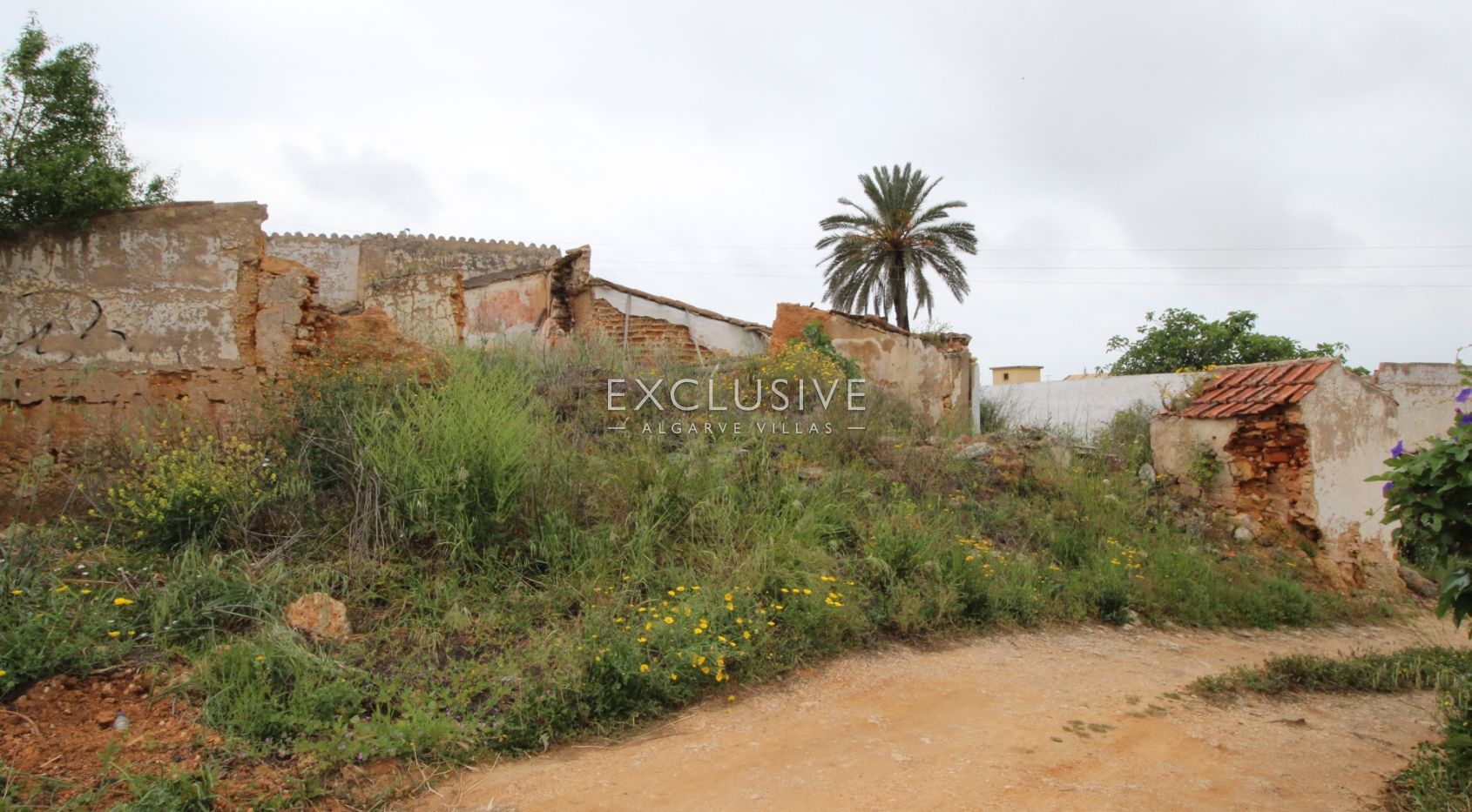 Plot with two ruins near Salgados Golf in Algarve near Praia Grande, near beach