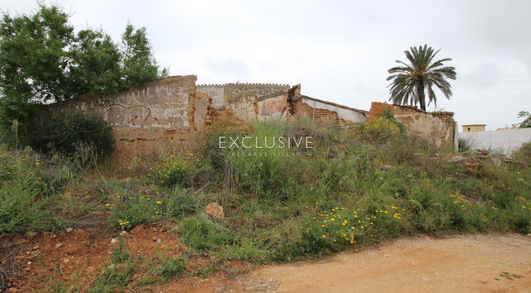 Plot with two ruins near Salgados Golf in Algarve near Praia Grande, near beach