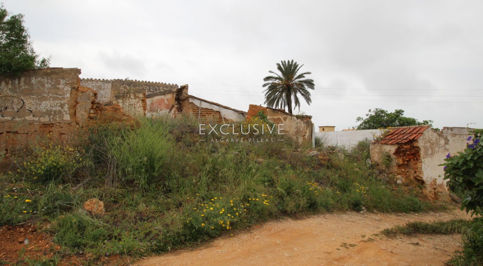 Plot with two ruins near Salgados Golf in Algarve near Praia Grande, near beach