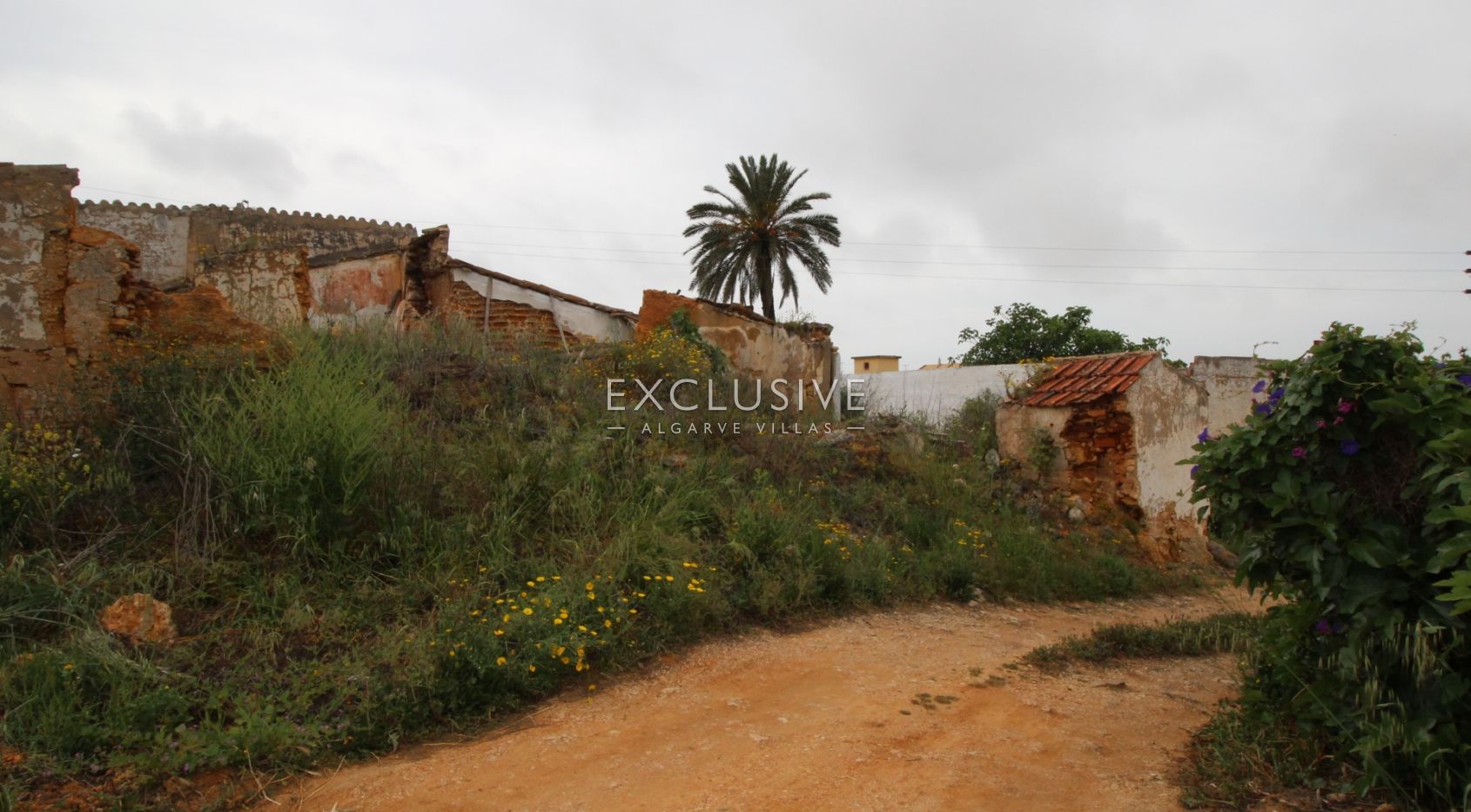 Plot with two ruins near Salgados Golf in Algarve near Praia Grande, near beach