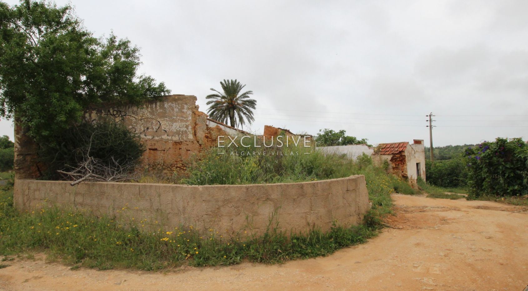 Plot with two ruins near Salgados Golf in Algarve near Praia Grande, near beach