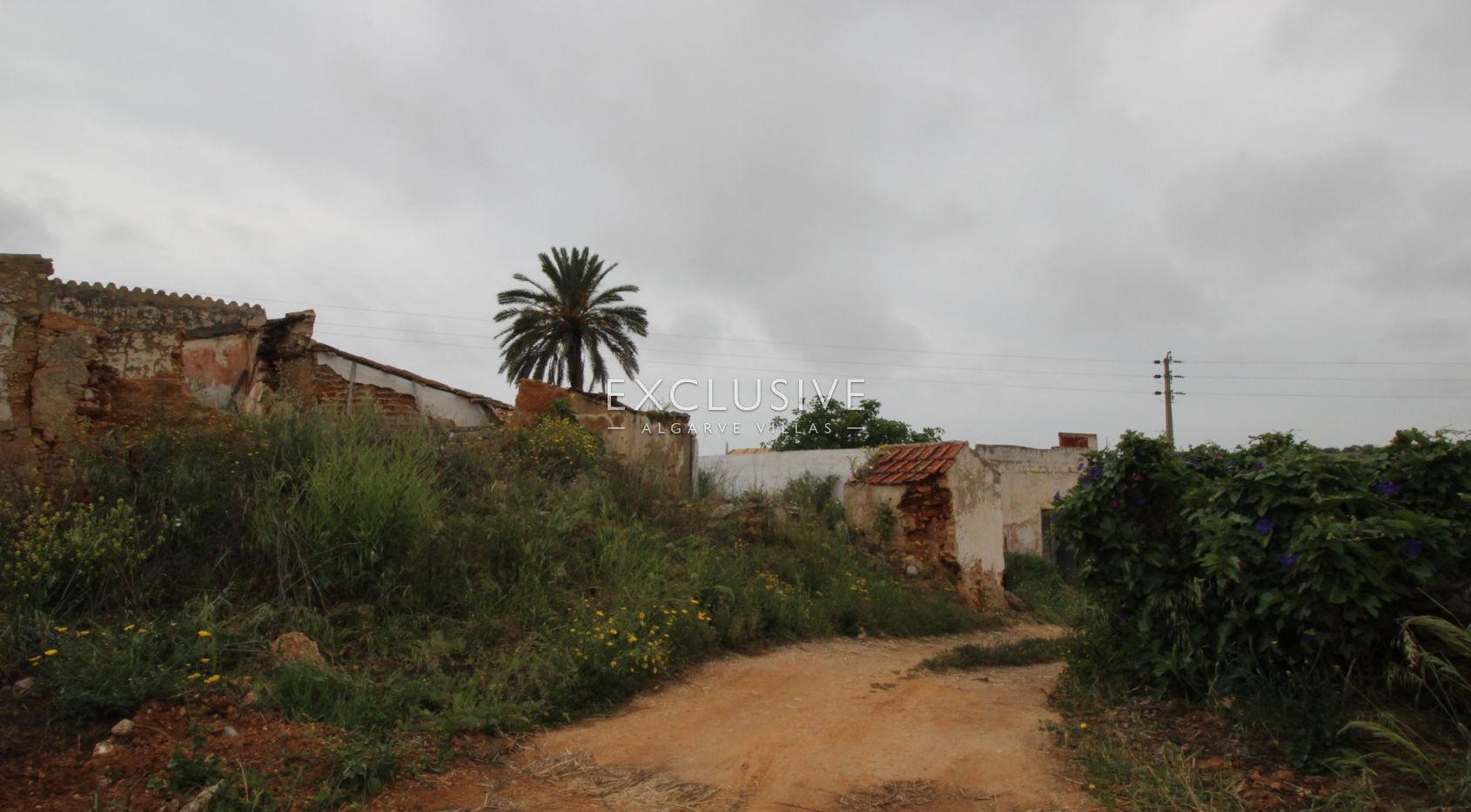 Plot with two ruins near Salgados Golf in Algarve near Praia Grande, near beach