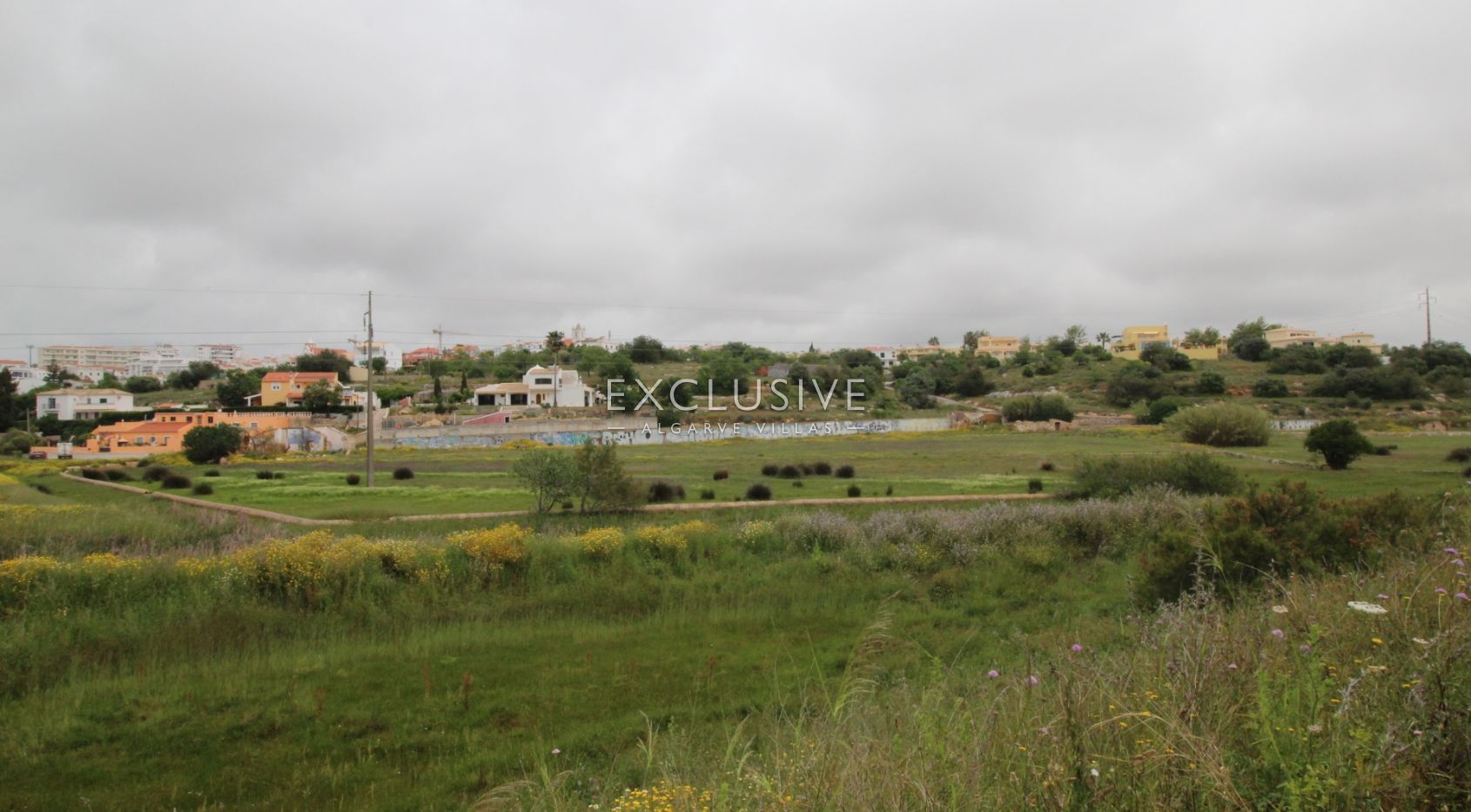 Plot with two ruins near Salgados Golf in Algarve near Praia Grande, near beach