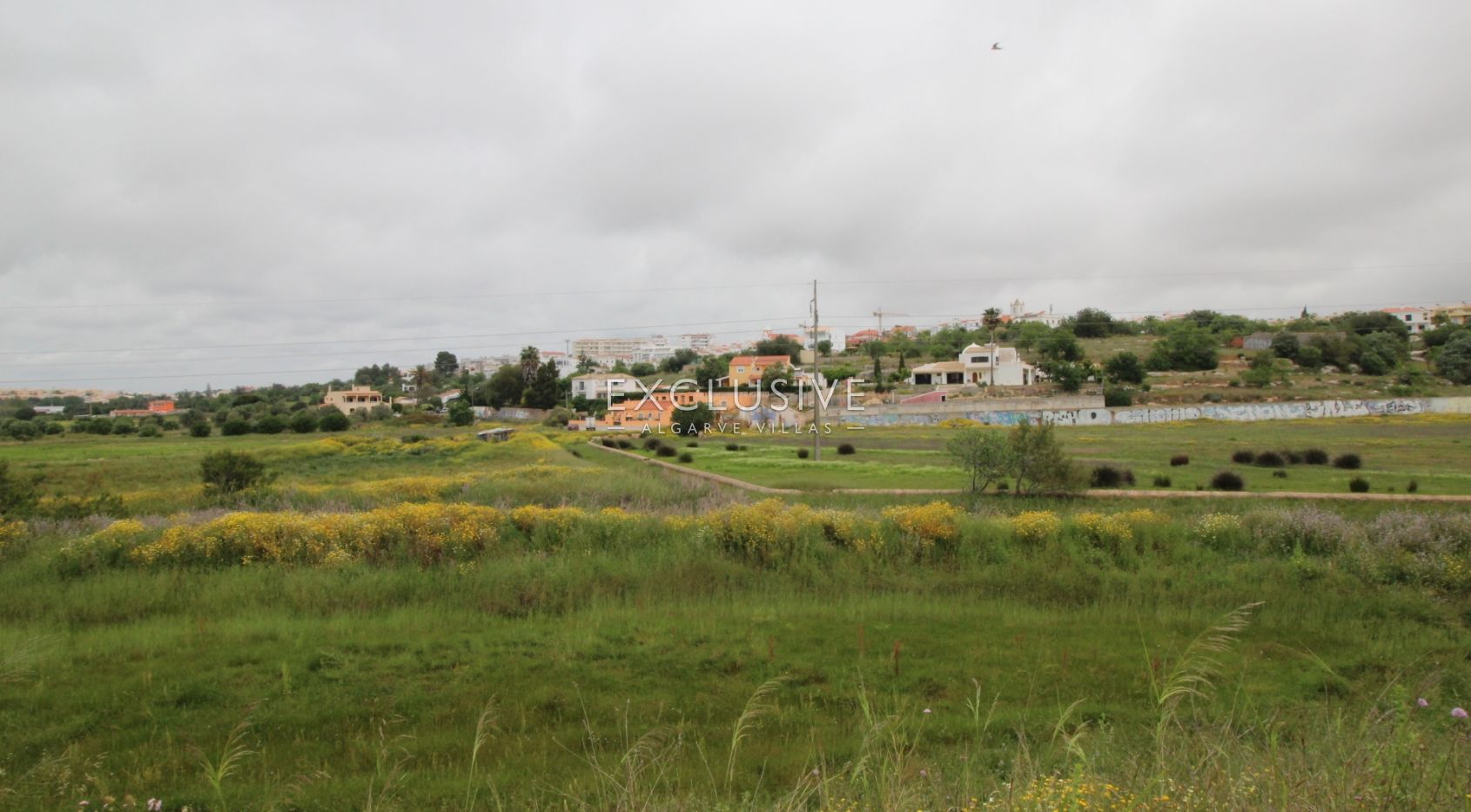 Plot with two ruins near Salgados Golf in Algarve near Praia Grande, near beach