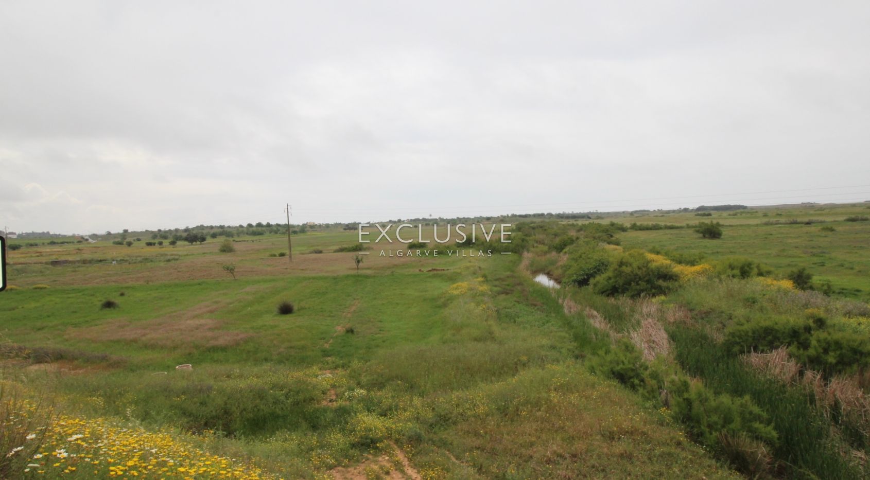 Plot with two ruins near Salgados Golf in Algarve near Praia Grande, near beach