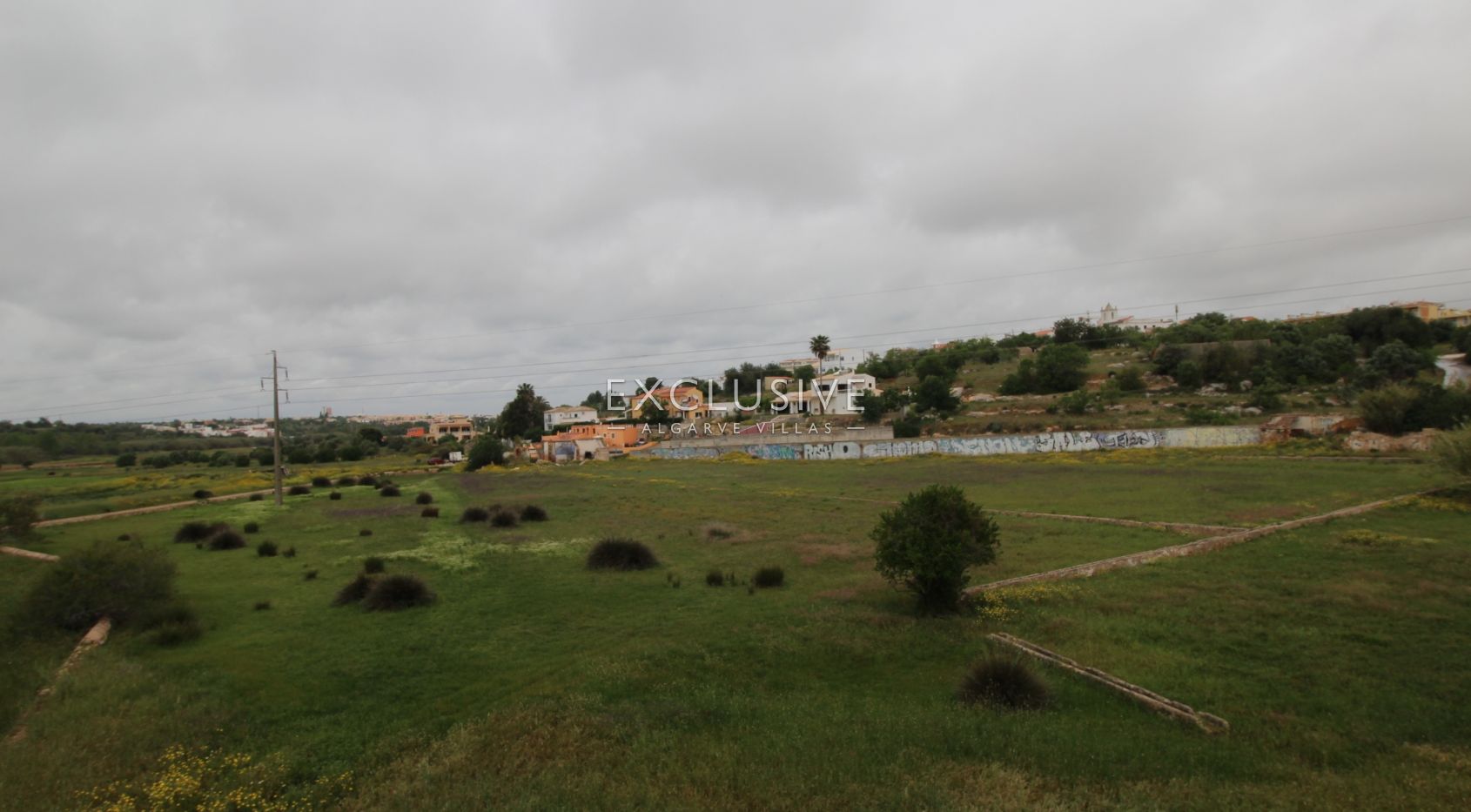 Plot with two ruins near Salgados Golf in Algarve near Praia Grande, near beach