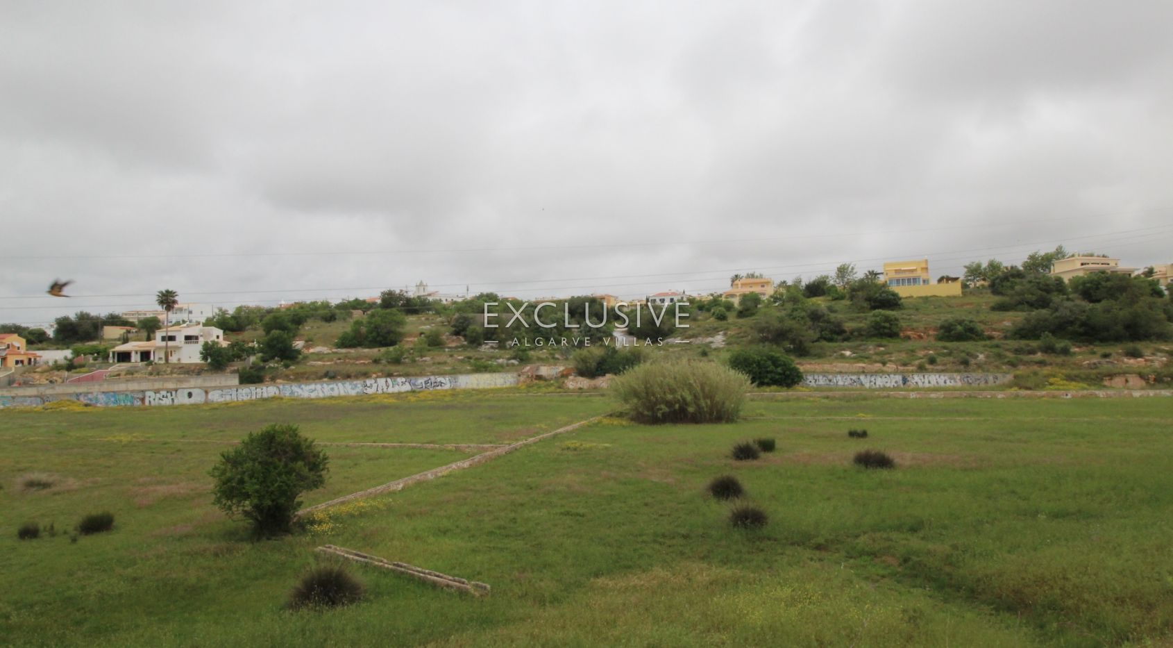 Plot with two ruins near Salgados Golf in Algarve near Praia Grande, near beach