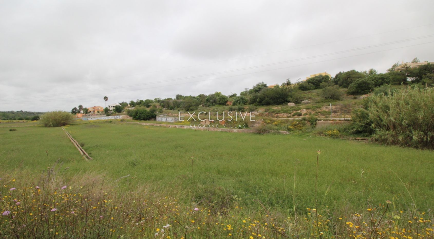 Plot with two ruins near Salgados Golf in Algarve near Praia Grande, near beach