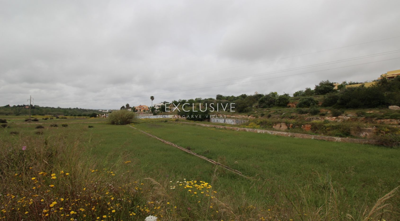 Plot with two ruins near Salgados Golf in Algarve near Praia Grande, near beach