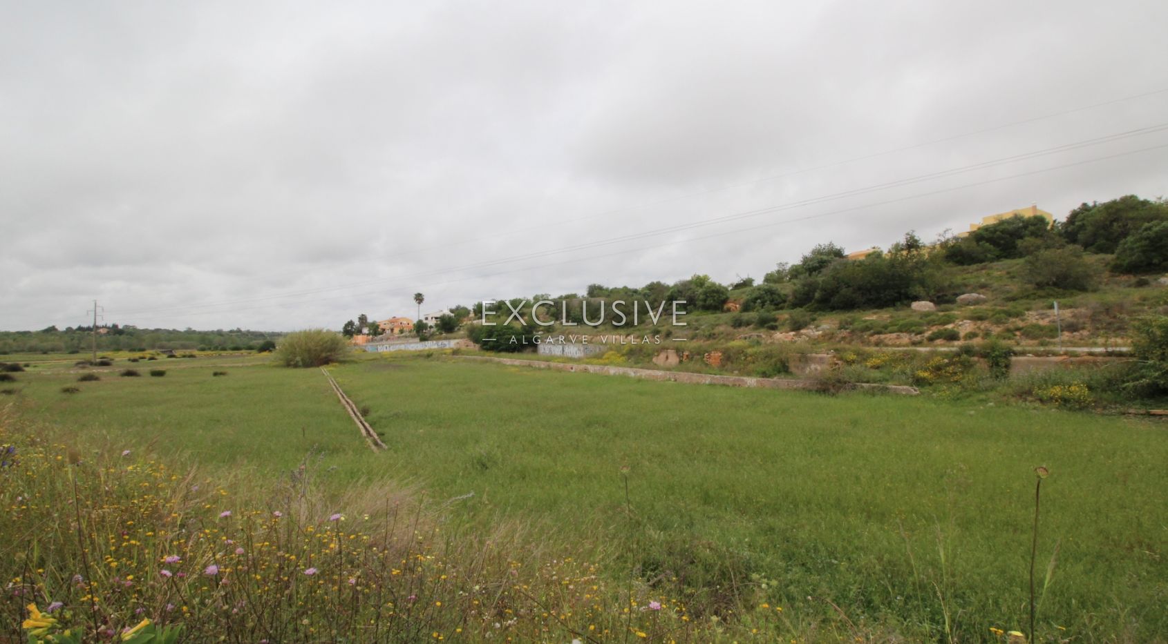 Plot with two ruins near Salgados Golf in Algarve near Praia Grande, near beach