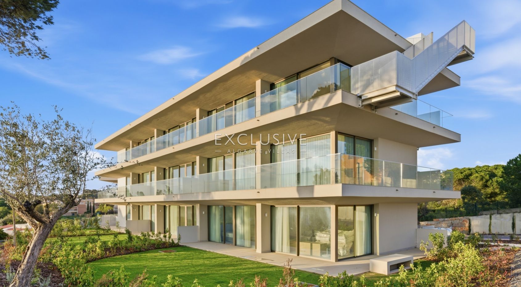 Fantastic 2 bedroom apartments, luxury resort, in Carvoeiro, Algarve