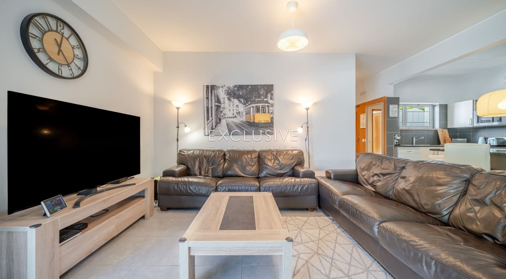 Buy a First Floor Three Bedroom Touristic Apartment in Pinhal da Marina, Vilamoura-2