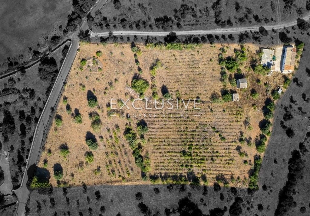Plot of Land with ruins, sea and golf views near the golf in Lagoa, Algarve