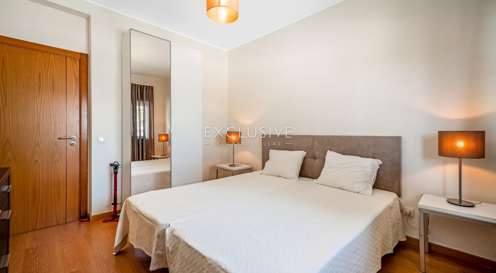 Modern 4-Bedroom Villa with Pool, beach & golf nearby, Alcantarilha, Algarve