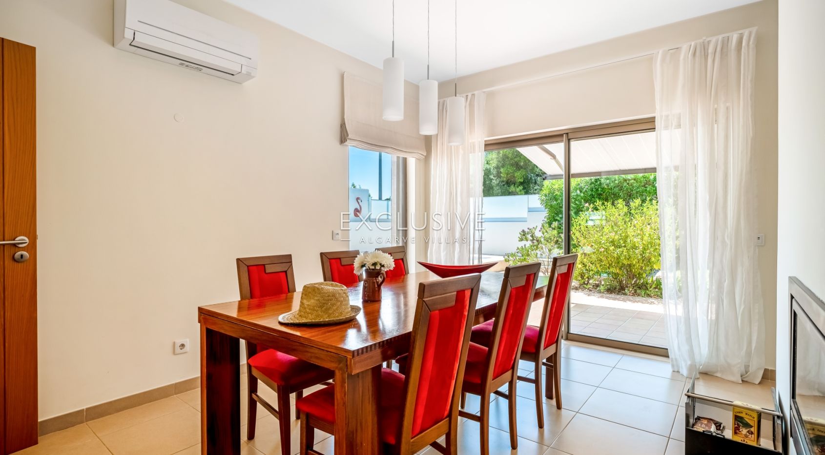 Modern 4-Bedroom Villa with Pool, beach & golf nearby, Alcantarilha, Algarve