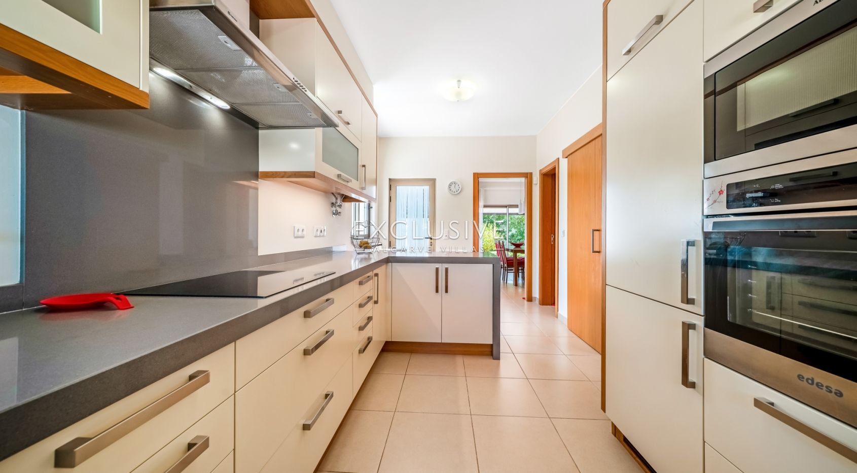 Modern 4-Bedroom Villa with Pool, beach & golf nearby, Alcantarilha, Algarve