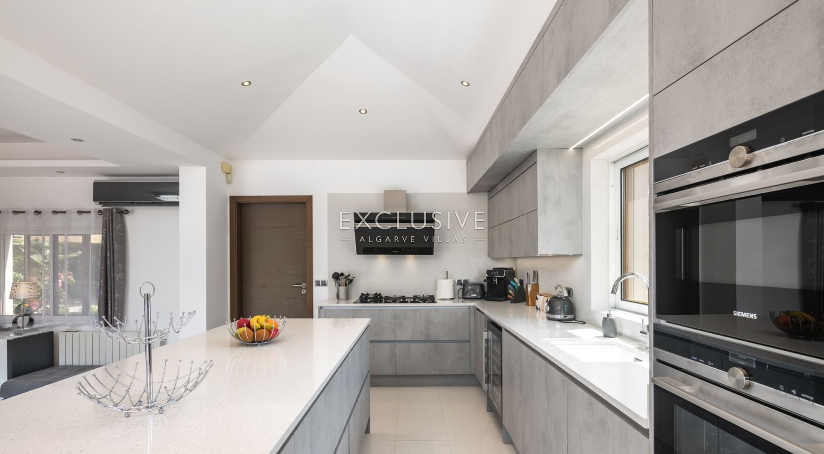 Golf front villa 5 bedrooms Golf Resort in Carvoeiro on double plot with private pool