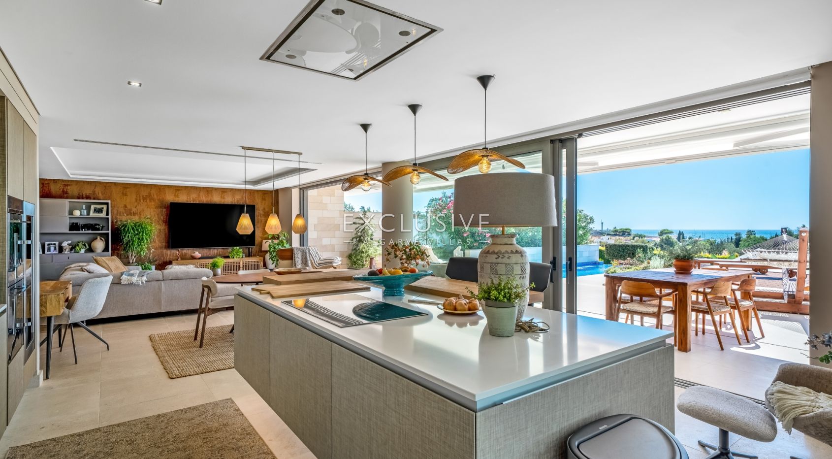 Luxury 3 bedroom seaview apartment with private pool near Ferragudo beach