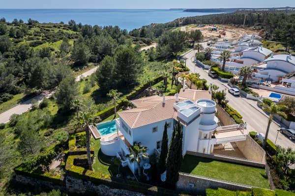 Buying Luxury Coastal Homes and High-End Villas in the Algarve